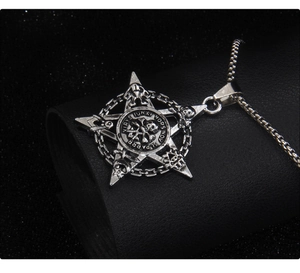Vue macro d'un pendentif pentagramme tête de mort argenté sur cuir noir