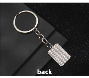 Détail du pendentif de porte-clés en métal rectangulaire avec une surface arrière quadrillée