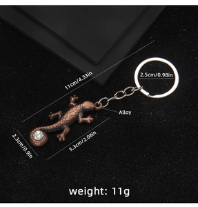 Détail macro du porte-clés lézard en bronze avec strass et textures d'écailles détaillées