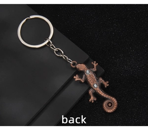Vue détaillée du dos en métal bronze du porte-clés lézard orné de strass étincelants