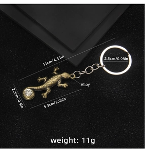 Détail du porte-clés lézard en alliage de bronze avec texture d'écailles et strass