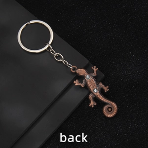 Vue arrière du porte-clés lézard en bronze réaliste avec détails en strass