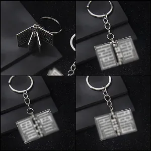 Porte-clés bible vintage en argent avec pages ouvrantes et détail de croix
