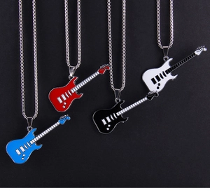Gros plan de pendentifs guitare électrique en émail rouge, bleu, noir et blanc
