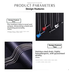 Vue détaillée des pendentifs guitare colorés en acier inoxydable avec chaîne anallergique
