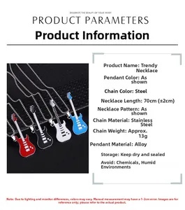 Détails des pendentifs guitare en émail coloré montrant les options rouge, noir et bleu