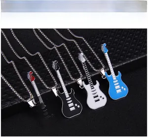 Détail de quatre pendentifs guitare électrique en rouge, noir, blanc et bleu avec chaîne