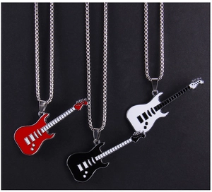 Détails de trois pendentifs guitare électrique colorés avec émail sur chaînes argentées