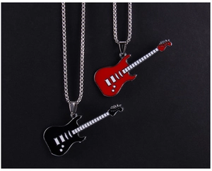 Détails des pendentifs guitare électrique rouge et noir avec chaînes à maillons