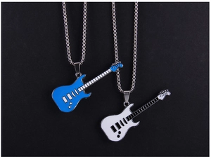Gros plan détaillé des pendentifs guitare en émail bleu et blanc sur fines chaînes