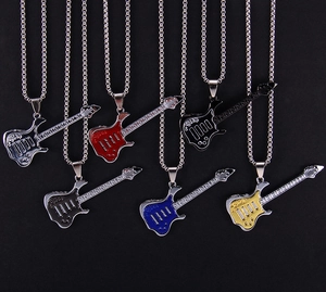 Détail macro de six colliers avec pendentifs guitare électrique sur fond noir texturé