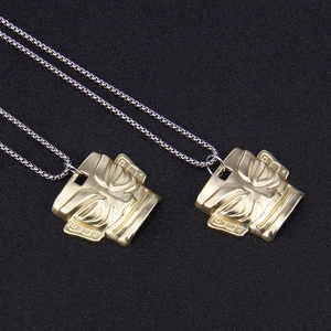 Set collana con pendente maschera Sanxingdui dorata in acciaio inox e catena argento