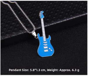 Détail du pendentif guitare bleue avec dimensions de 5,8x1,3cm et poids d'environ 6,3g
