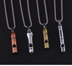 Détails de colliers sifflets en finitions cuivre, argent et bronze sur fond noir