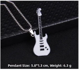 Détail du collier pendentif guitare blanche avec dimensions 5,8 x 1,3 cm et poids 6,3 g