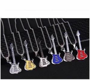 Détail de pendentifs de guitare électrique colorés en argent et bleu sur cuir noir