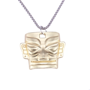 Ciondolo maschera Sanxingdui dorata su catena box d'argento, collana stile cultura cinese