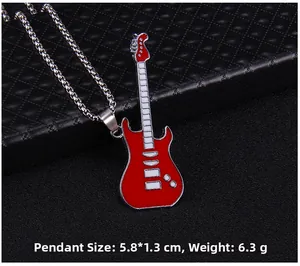 Détail du pendentif guitare électrique rouge, dimensions 5,8x1,3cm et poids 6,3g
