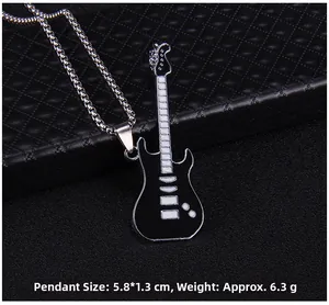 Vue détaillée du pendentif guitare rock avec dimensions 5.8x1.3cm et poids de 6.3g