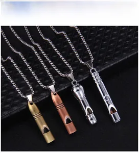 Détails des colliers sifflets vintage en finitions bronze, cuivre et argent brillant