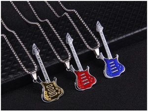 Vue détaillée de pendentifs guitare en or, rouge et bleu avec finition métallique