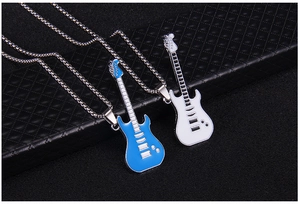 Détail des pendentifs de guitare électrique bleus et blancs sur chaînes argentées