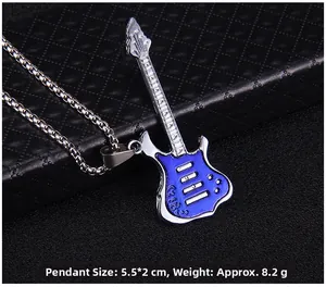 Vue macro d'un pendentif guitare électrique bleue avec détails argentés de 5,5x2cm
