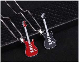 Détail des pendentifs de guitare électrique rouge et noir avec finition émail poli