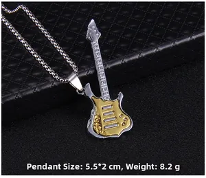 Détail du pendentif guitare argent et or de 5,5x2 cm avec une chaîne à billes fine