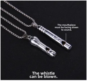Détail macro du pendentif sifflet vintage fonctionnel en argent poli avec chaîne à maillons
