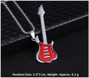 Détail du pendentif guitare électrique rouge, taille 5.5x2cm et poids 8.2g sur fond noir