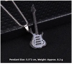 Vue détaillée du collier pendentif guitare en métal noir avec mesures et poids inclus