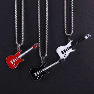 Trois colliers avec pendentifs guitare électrique en rouge, noir et blanc sur chaîne