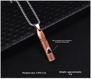 Détail du pendentif sifflet en cuivre vintage montrant les dimensions 3,8x0,5cm