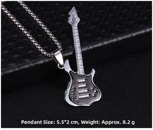 Détail du pendentif guitare électrique en argent de 5,5x2cm sur boîte noire texturée