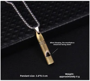 Vue macro du pendentif sifflet en laiton antique 3,8x0,5cm sur chaîne en acier