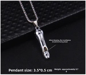 Vue macro du collier sifflet argenté avec dimensions 3.5cm x 0.5cm présenté sur fond noir