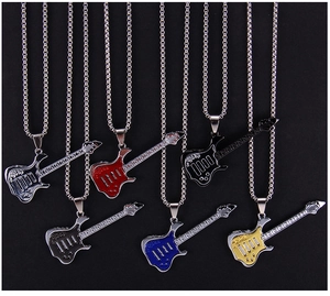Détail de six pendentifs guitare électrique colorés en finitions noir, or et argent