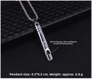 Détail du pendentif sifflet argenté avec texture gaufrée et chaîne en acier inox