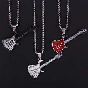 Colliers avec pendentif guitare électrique en rouge, noir et argent sur chaîne métal
