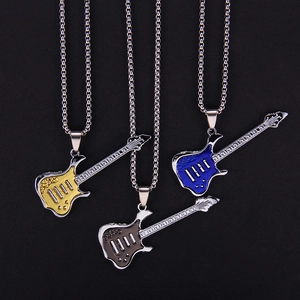 Collier pendentif guitare pour mélomanes en émail doré, noir fusil et bleu élégant