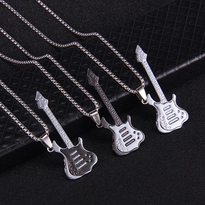 Trois colliers avec pendentif guitare rock en noir et argent pour les amateurs de musique