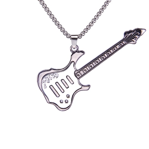Pendentif guitare électrique en métal argenté avec chaîne robuste pour mélomanes
