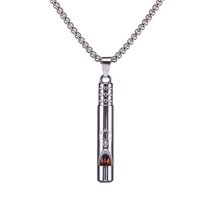 Collier sifflet argenté en acier inoxydable poli avec chaîne à billes au style minimaliste