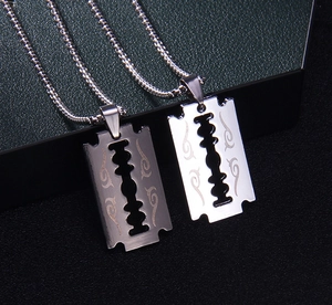 Détails des pendentifs lame de rasoir argentés et noirs avec gravure de flammes