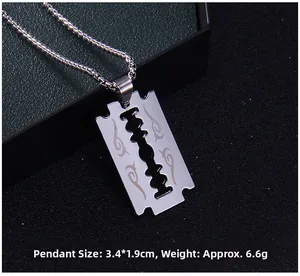 Vue macro du pendentif lame de rasoir en acier inoxydable avec motifs tribaux, 3,4x1,9cm