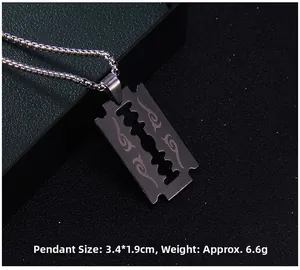 Détail du pendentif lame avec motifs tribaux, dimensions 3,4x1,9 cm et poids de 6,6 g