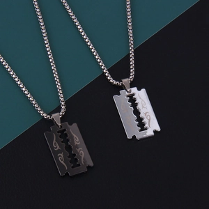 Collier Punk avec Pendentif Lame de Rasoir en Acier Inoxydable pour Hommes Femmes Hip Hop Alliage Motif de Flamme Longue Chaîne Vénitienne Bijoux