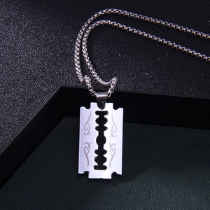 Collier punk en acier inoxydable avec pendentif lame de rasoir et gravures tribales