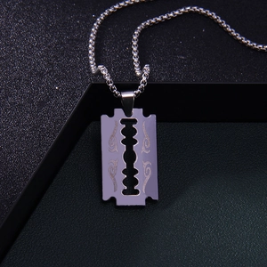 Collier punk en acier inoxydable avec pendentif rasoir et motifs de flammes tribales